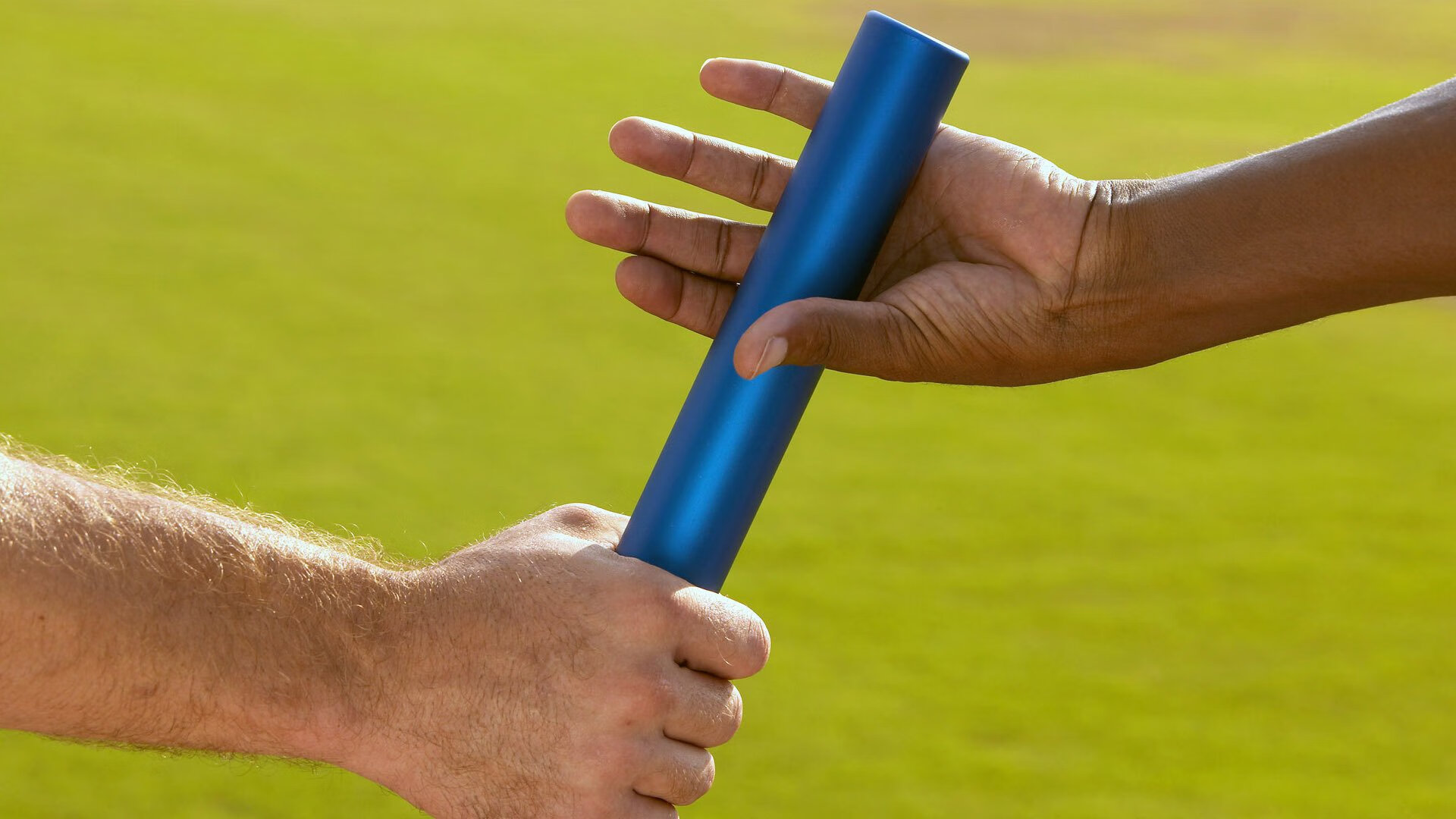 中澳接力赛后互相致意展风度，中澳之间